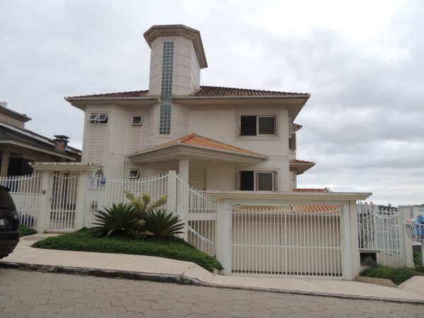 Casa ampla com 336m² para locação – Bairro Comerciário, Criciúma/SC